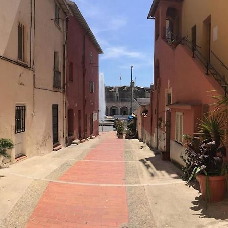 Between The Roofs Of Menton Old Town And The Sea Esterno foto