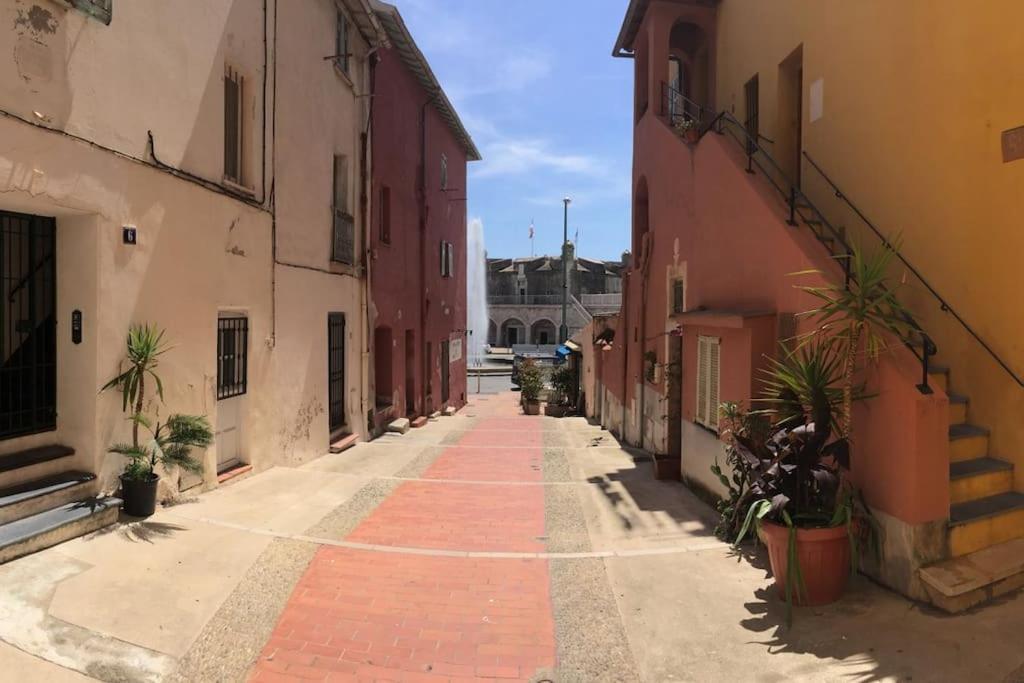 Between The Roofs Of Menton Old Town And The Sea Esterno foto