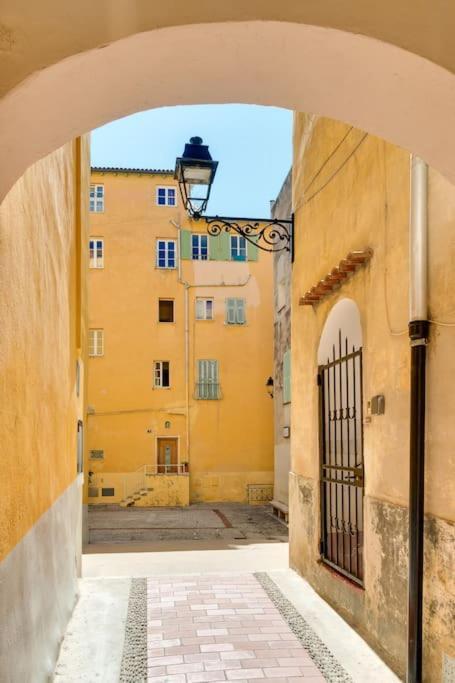 Between The Roofs Of Menton Old Town And The Sea Esterno foto