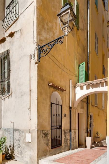 Between The Roofs Of Menton Old Town And The Sea Esterno foto